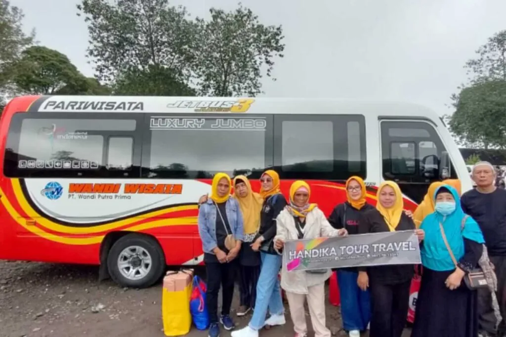 Nyaman Menggunakan Jasa Sewa Elf Jakarta, Ini Alasannya!