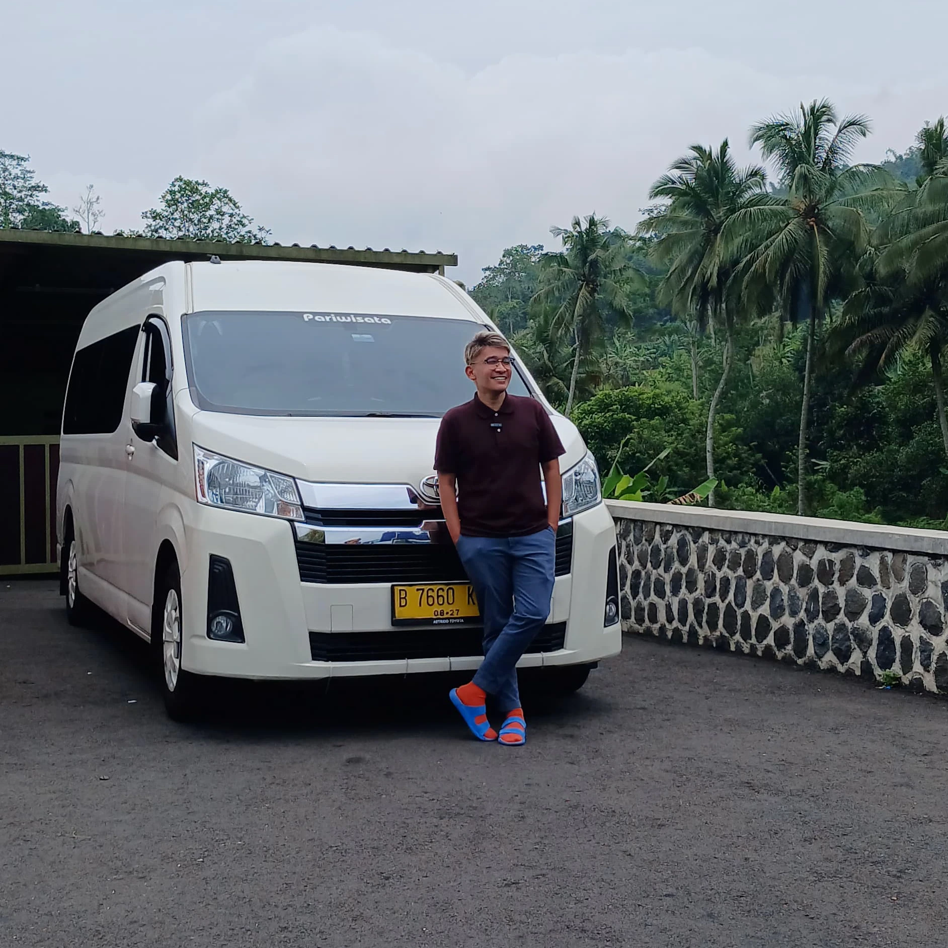 Ruben Onsu Sewa Mobil Hiace di Wandi Trans