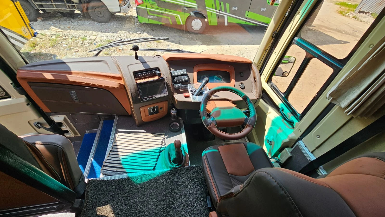 Medium Bus Pariwisata 3