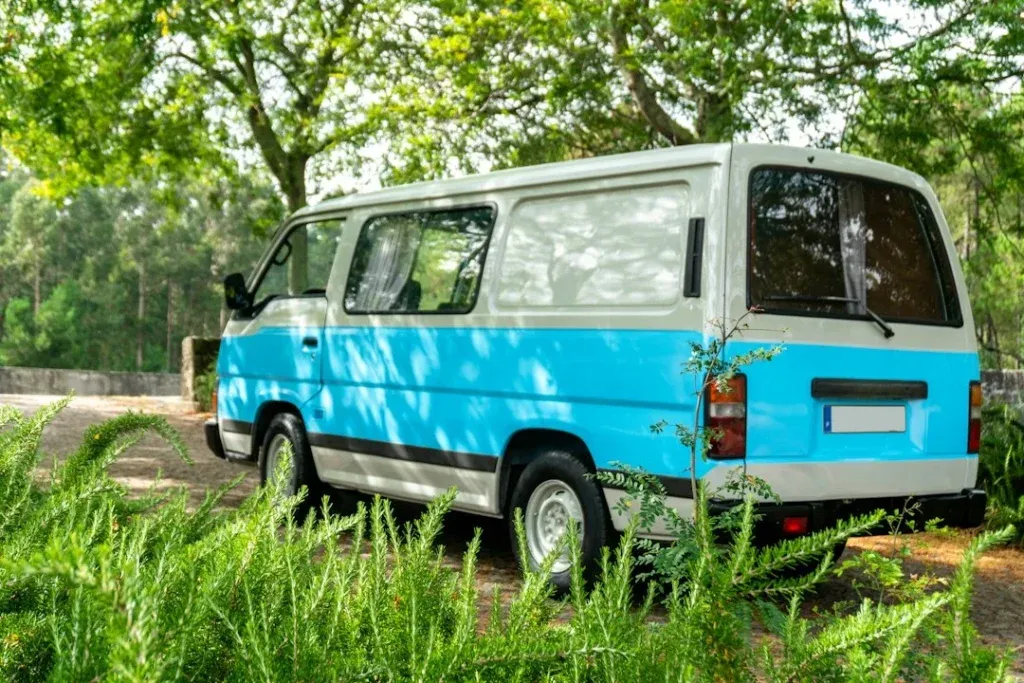 Keluarga besar bersiap melakukan perjalanan bersama dengan minibus sewaan